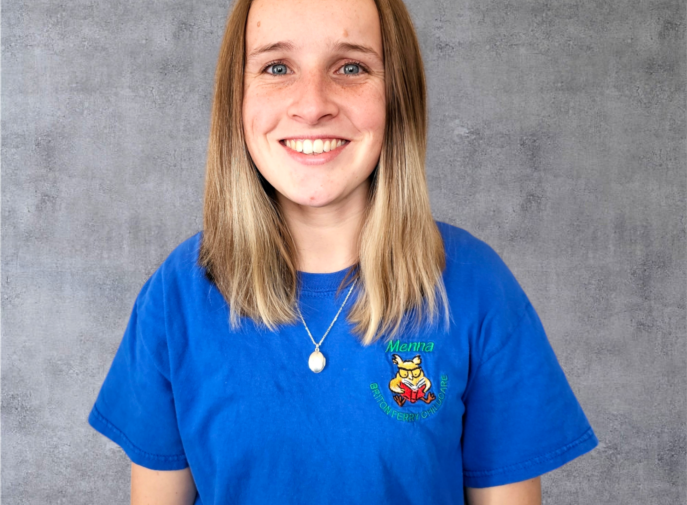 Llun o Menna yn gwenu i'r camera